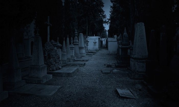 Trabajando de noche en el cementerio de la capital
